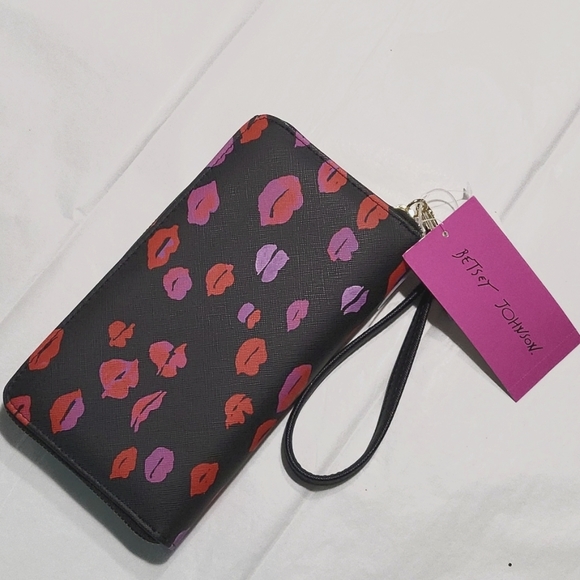 Betsey Johnson Kisses Lips Zip around Wristlet Wallet XOZIP-P Saffiano New - Picture 3 of 10
